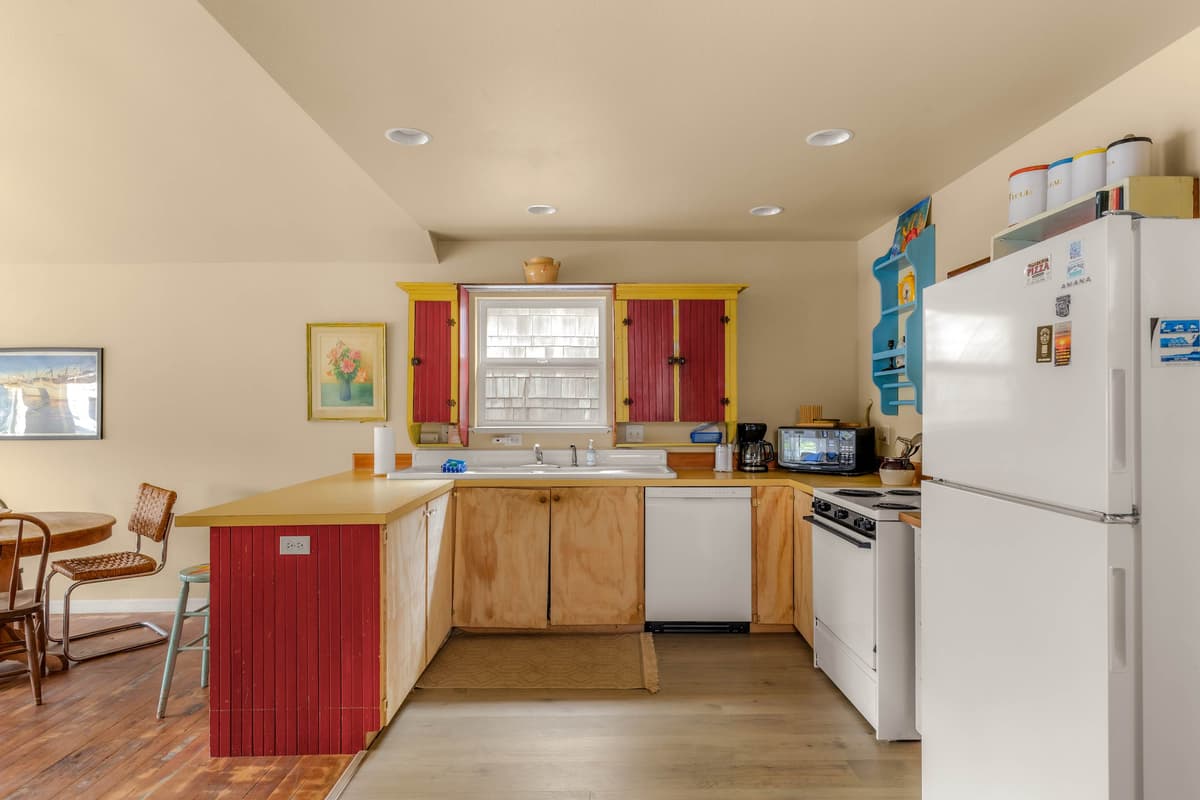 Beach Cabin Getaway - One home from the beach! — photo 9