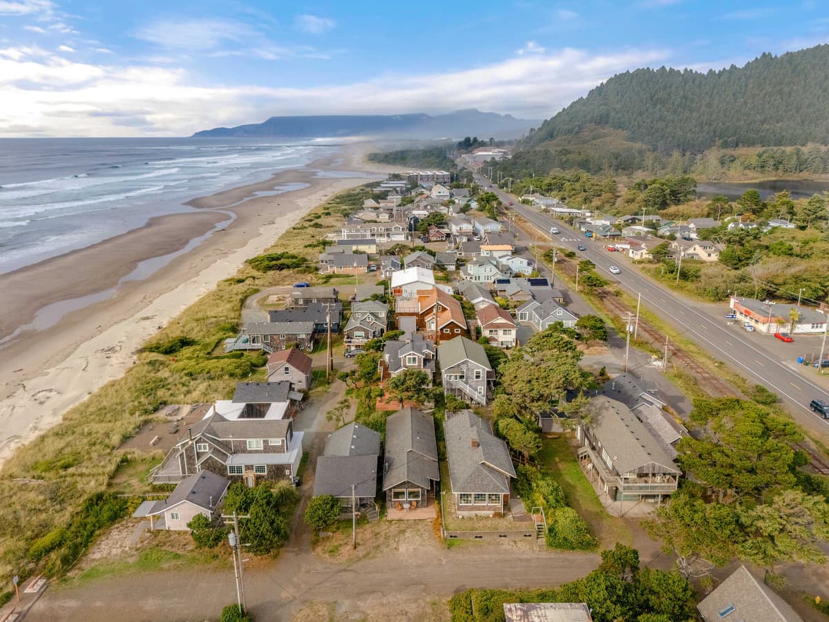 Beach Cabin Getaway - One home from the beach! — photo 28