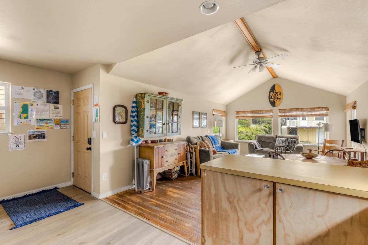 Beach Cabin Getaway - One home from the beach! — photo 7