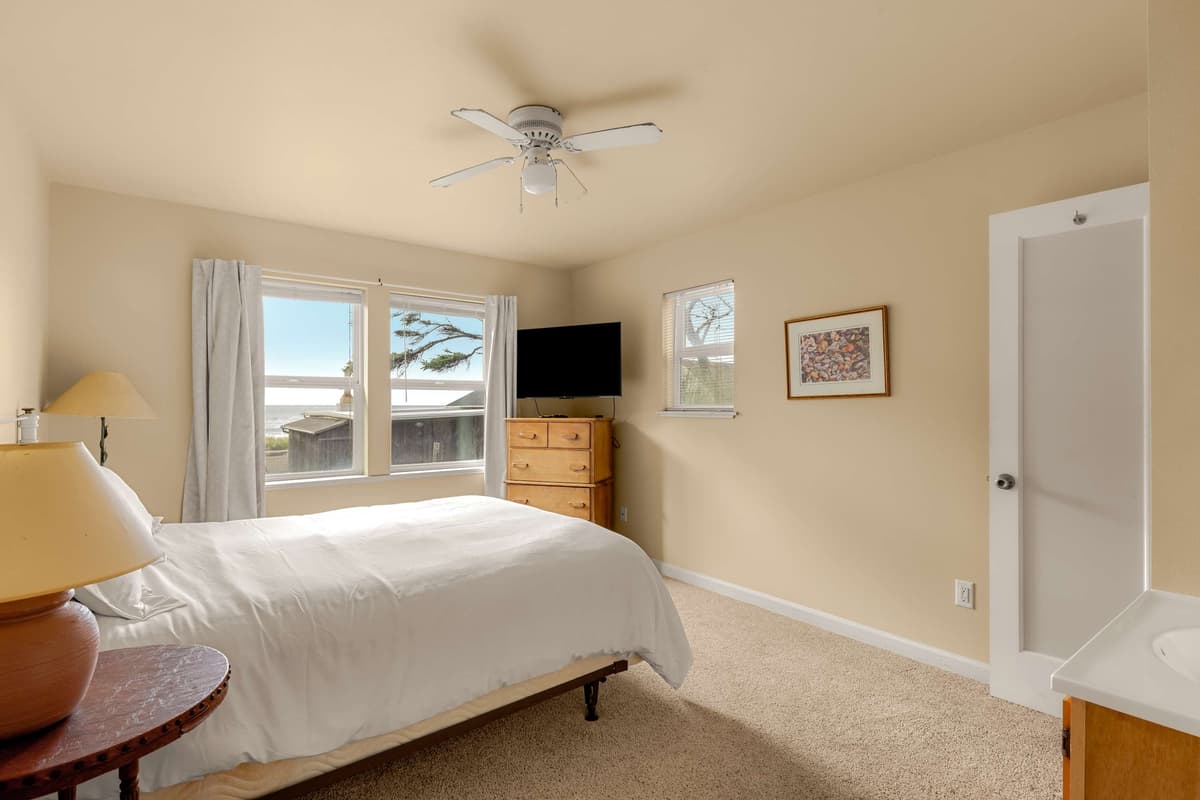 Beach Cabin Getaway - One home from the beach! — photo 17