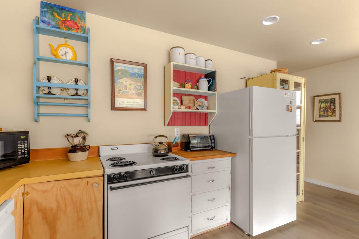 Beach Cabin Getaway - One home from the beach! — photo 10