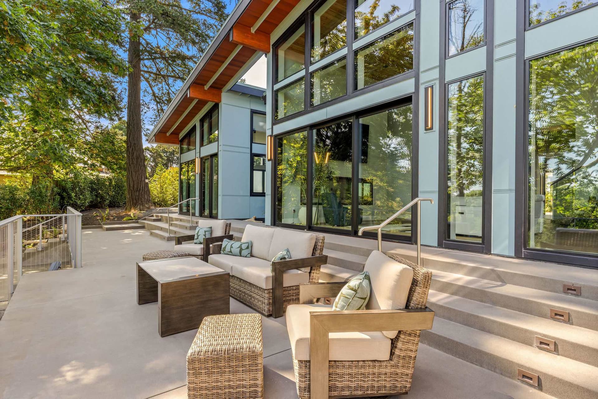 Kingwood - Riverfront Luxury w private trails — photo 5