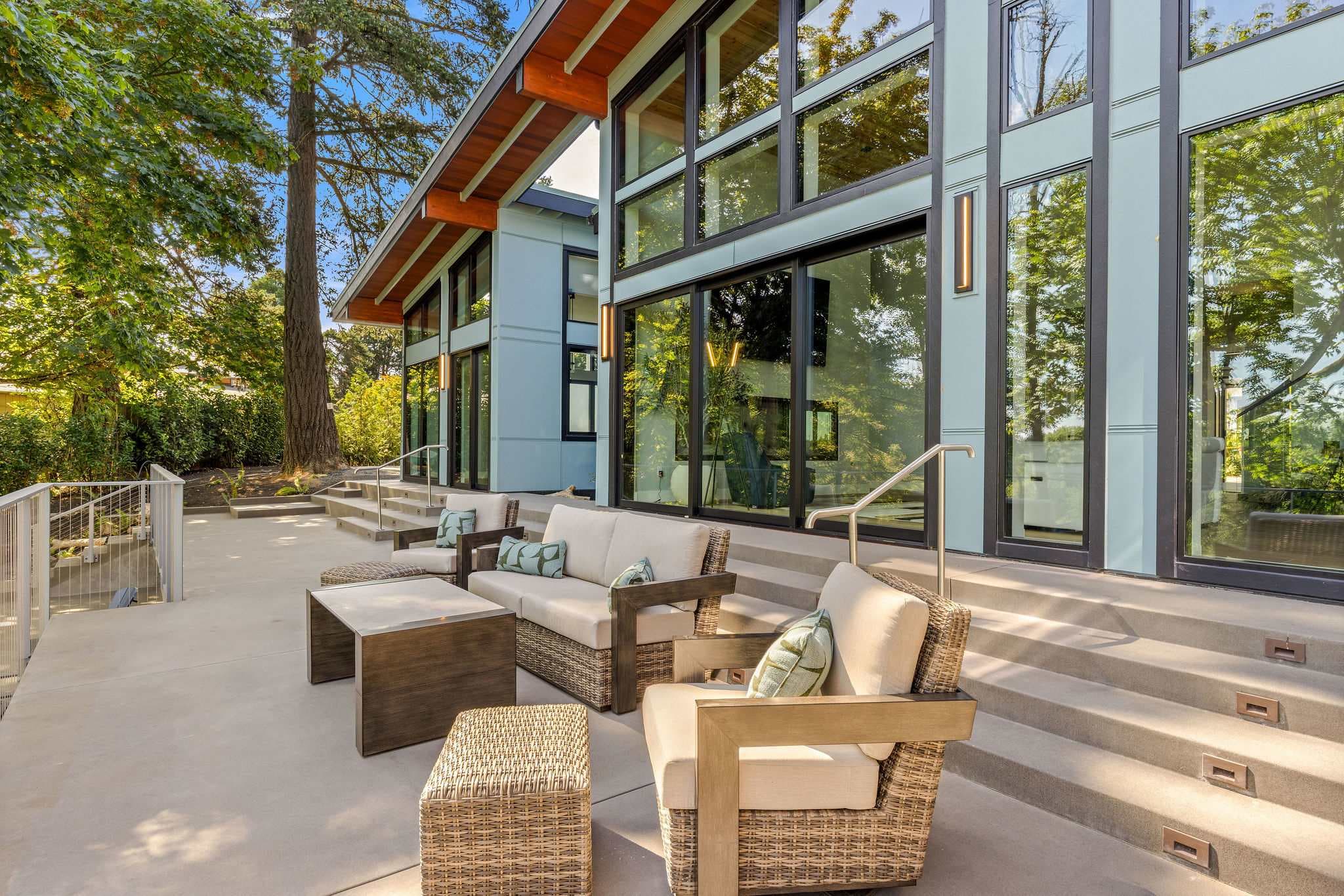 Kingwood - Riverfront Luxury w private trails — photo 2