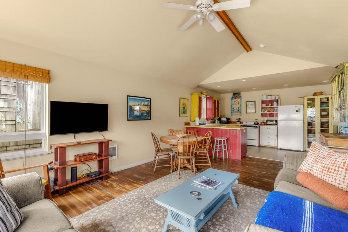 Beach Cabin Getaway - One home from the beach! — photo 15