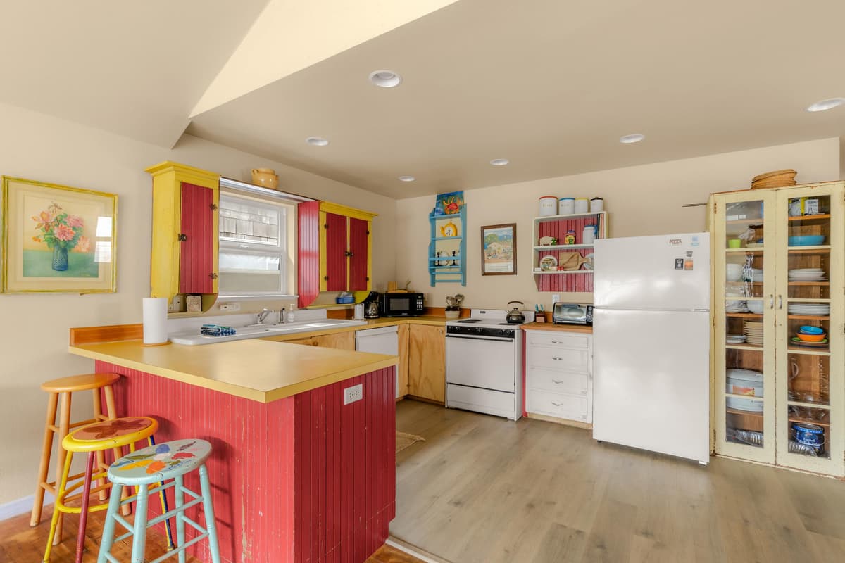 Beach Cabin Getaway - One home from the beach! — photo 11