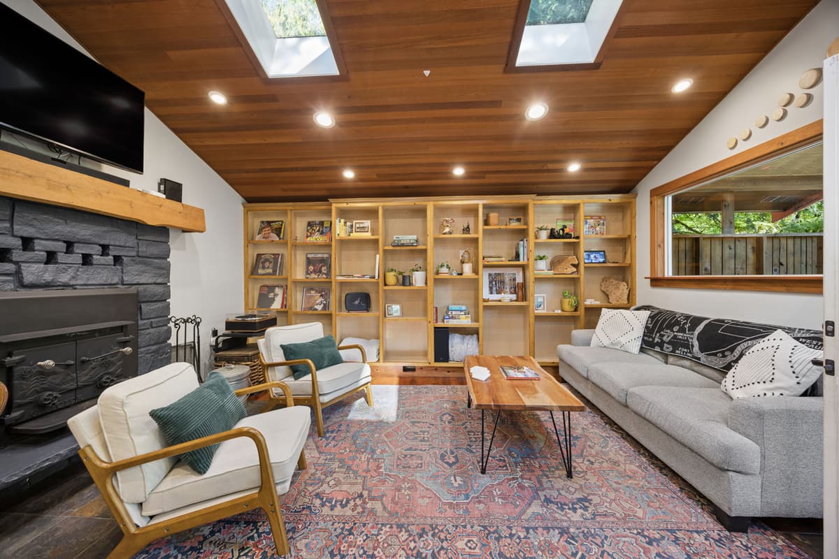 Howard's Hideaway Riverfront Pet Friendly Cabin — photo 11