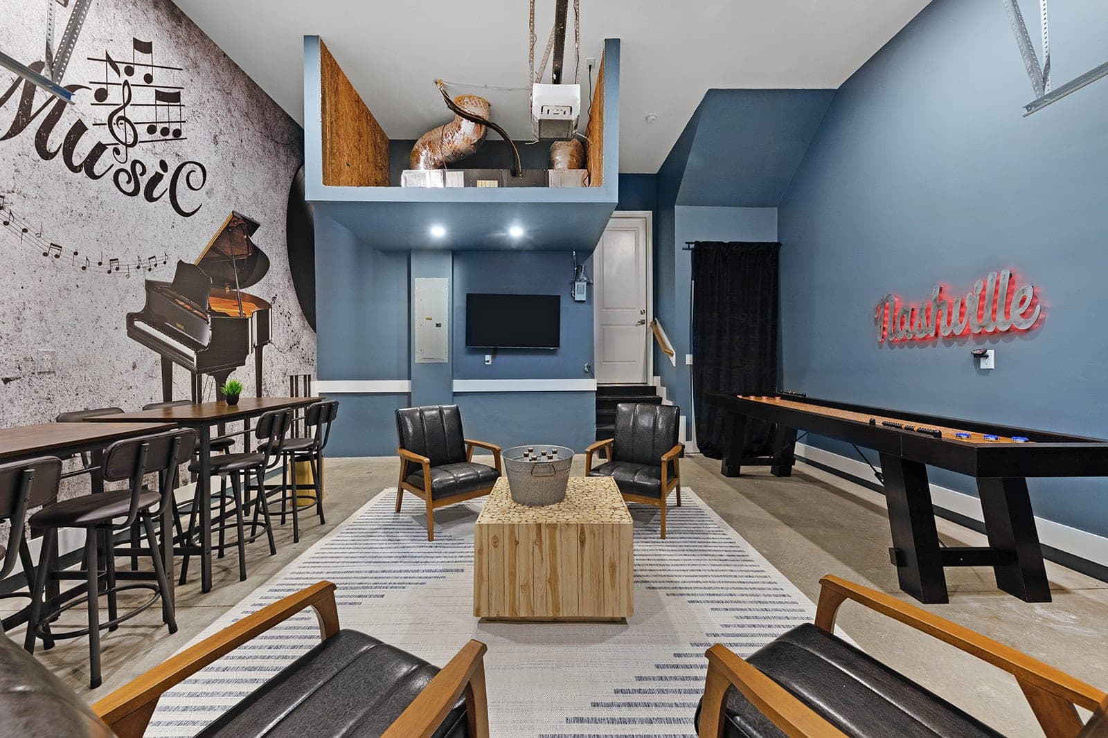 The Bluebell - Rooftop Lounge with Hot Tub! — photo 4