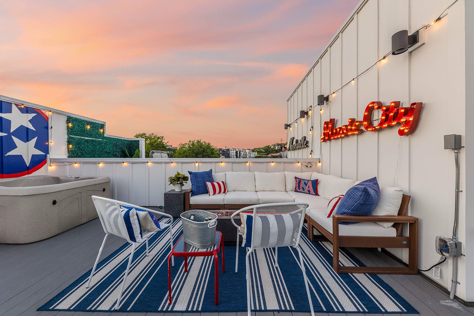 The Bluebell - Rooftop Lounge with Hot Tub! — photo 1