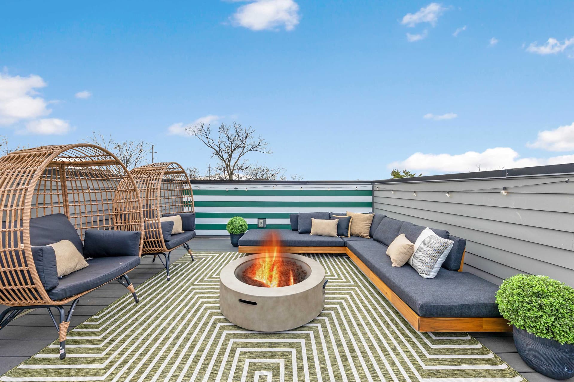 The Daylily - Rooftop Patio, Steps to Dining — photo 2