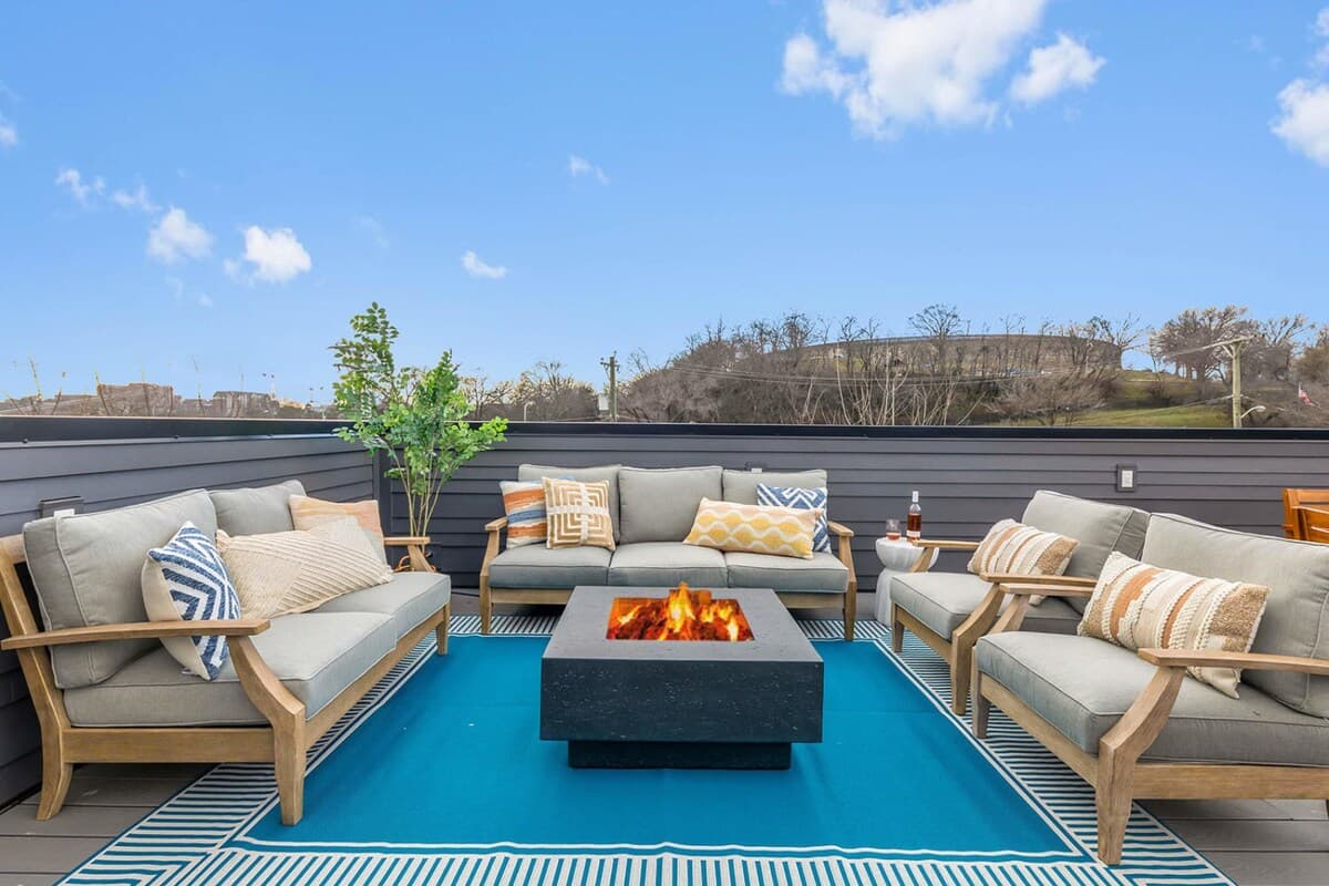 The Duet - Rooftop Lounge - 5 Mins to Broadway — photo 1