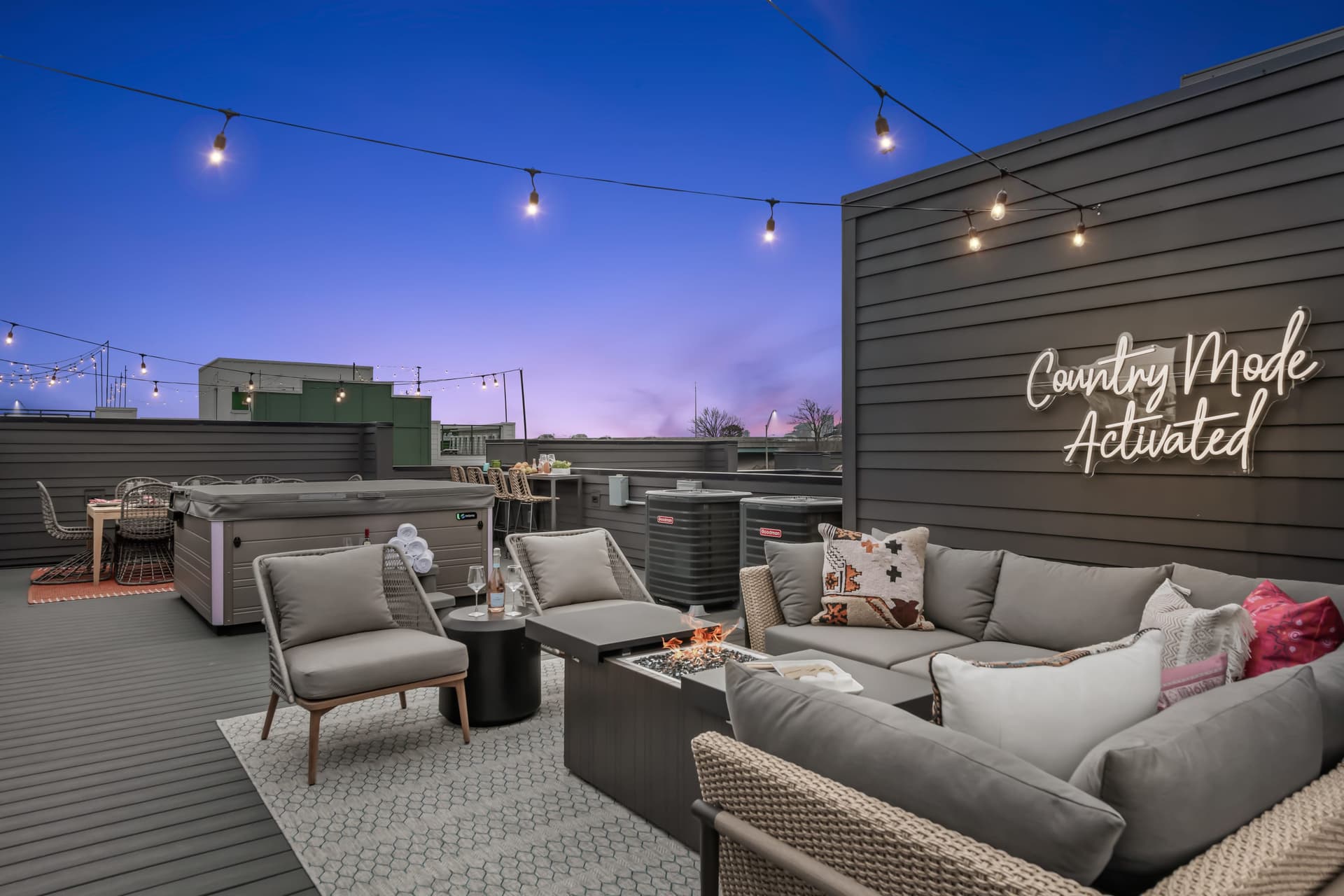 The Hubb House - Relaxing Rooftop, Hot Tub — photo 1