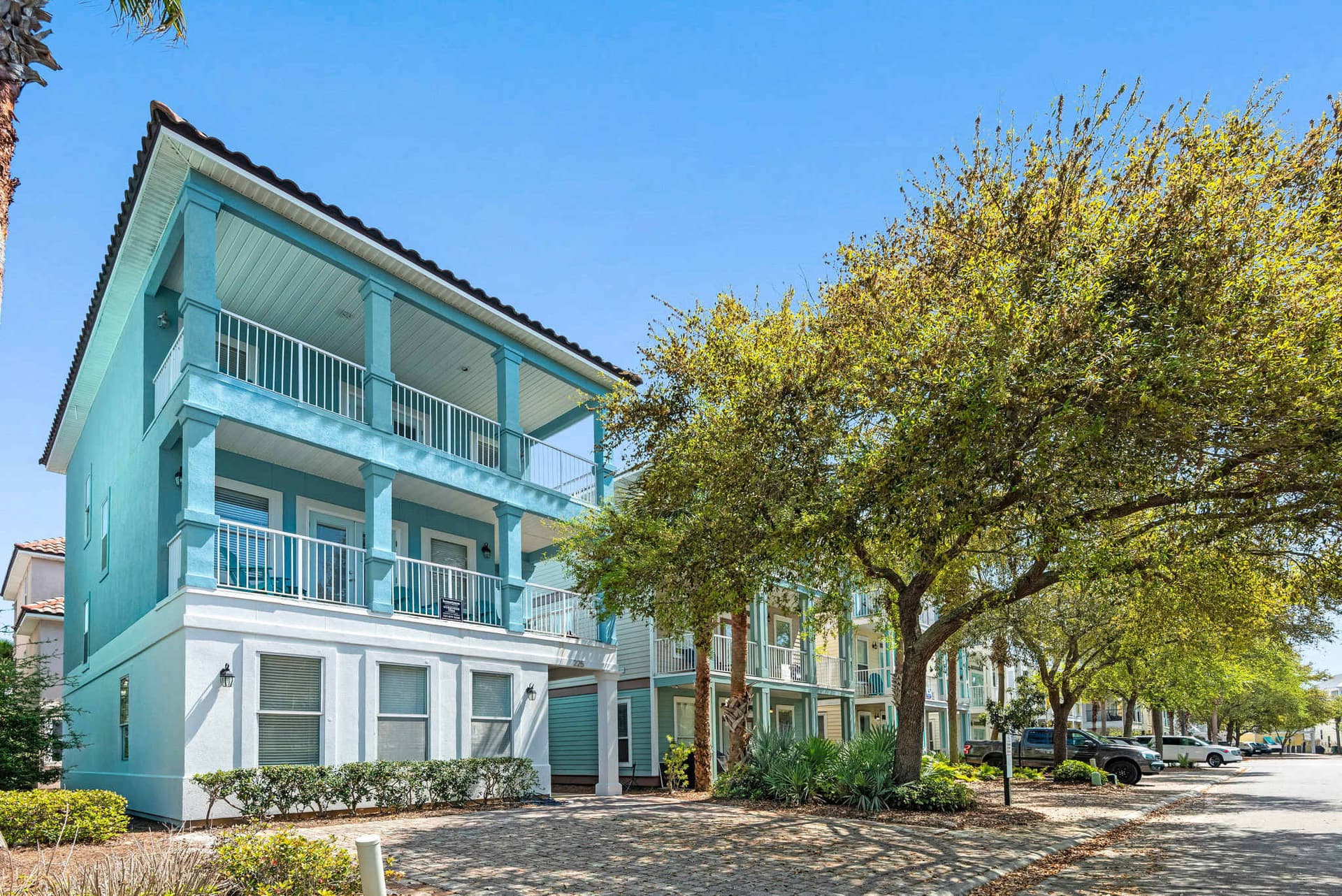 10-Min Beach Walk• 3-Level home• 2 Extra Kitchens — photo 1