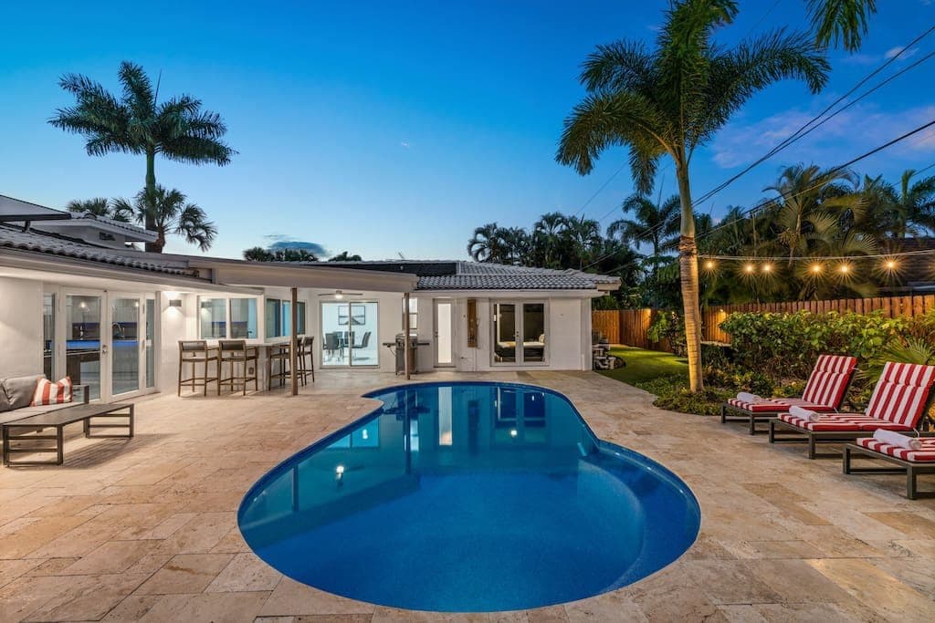 Heated Pool - Luxury Kitchen - 1 Mile to Beach — photo 4
