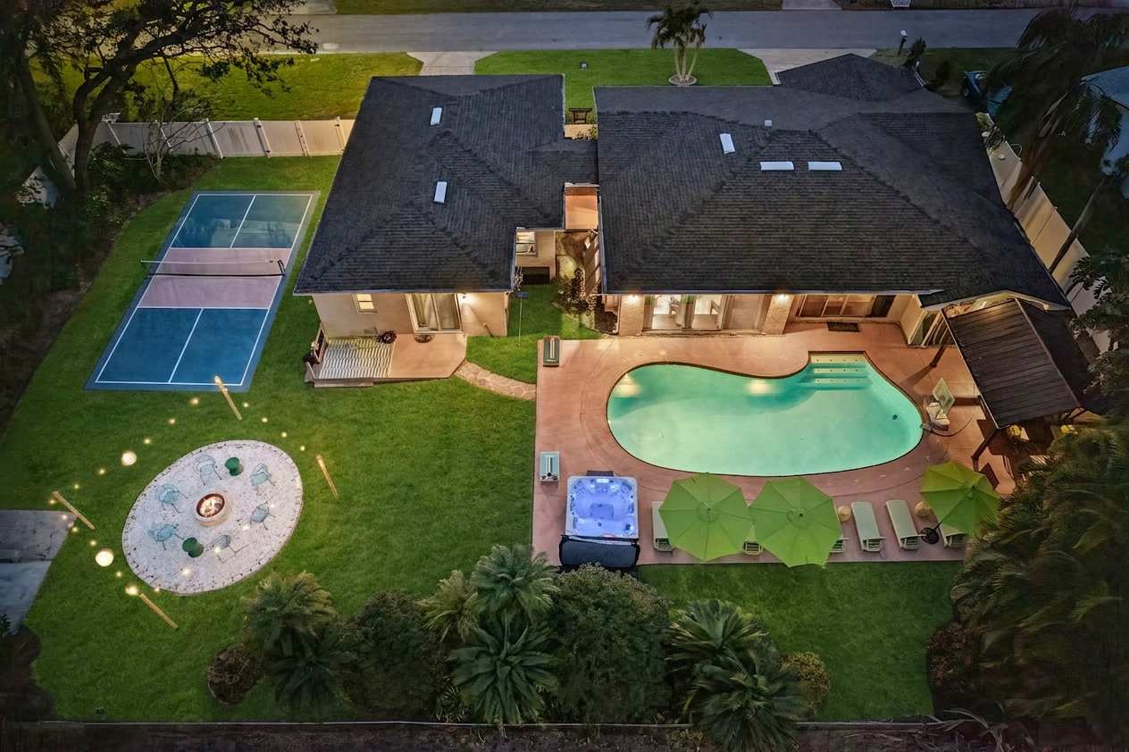 Sleeps 20~ Pool~Pickleball~Hot Tub~Fire Pit — photo 1