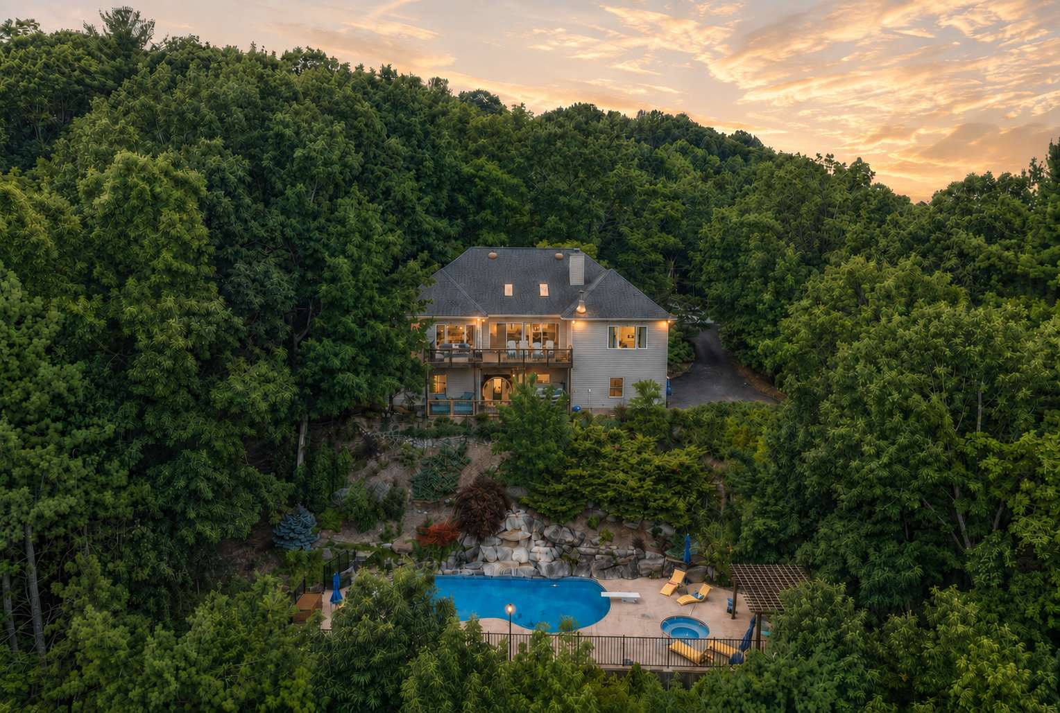 6BR Mountain Getaway Pool Hot Tub Game Room — photo 1