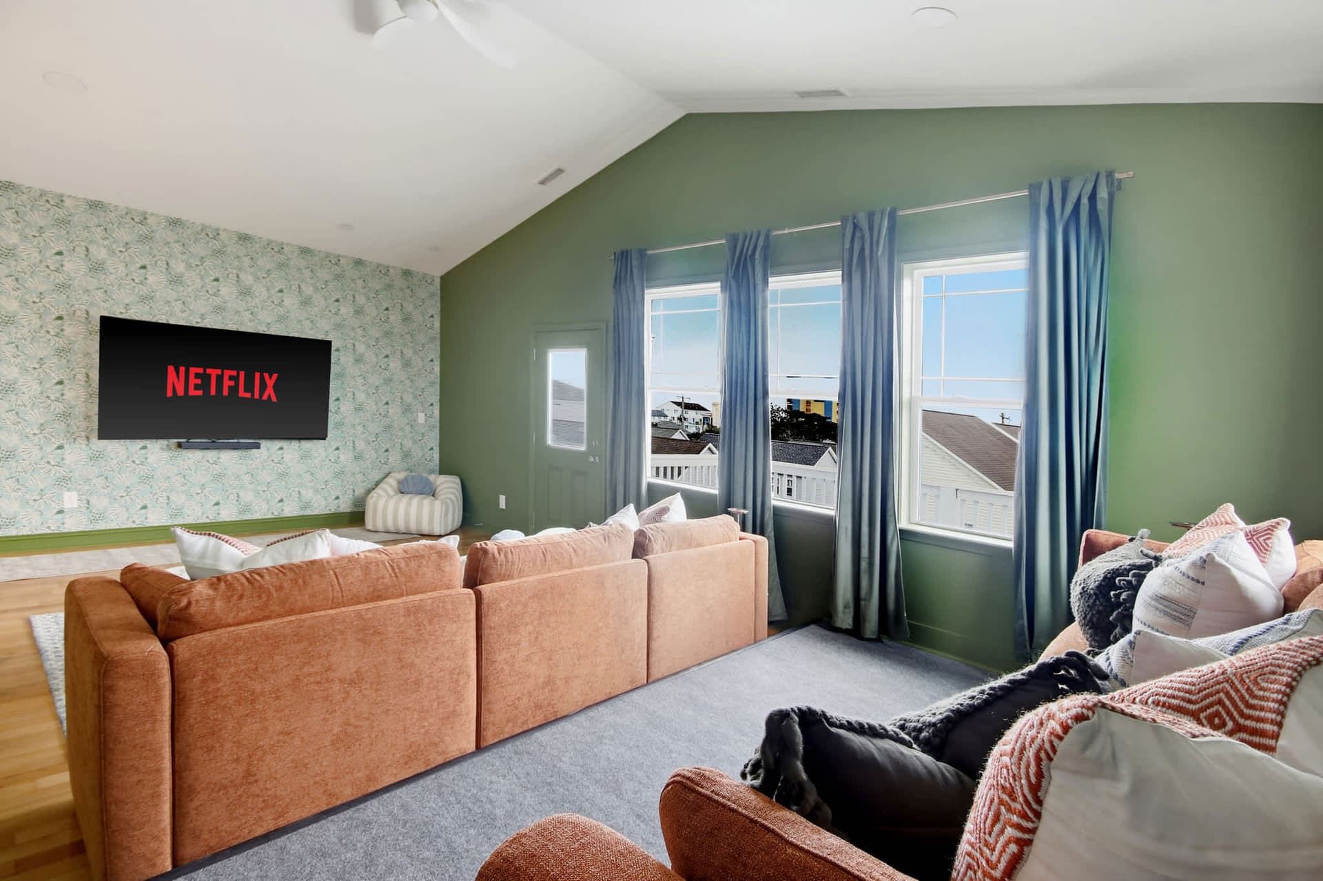 Golf Sim, Theater, Games, Walk to Beach, Sleeps 28 — photo 2