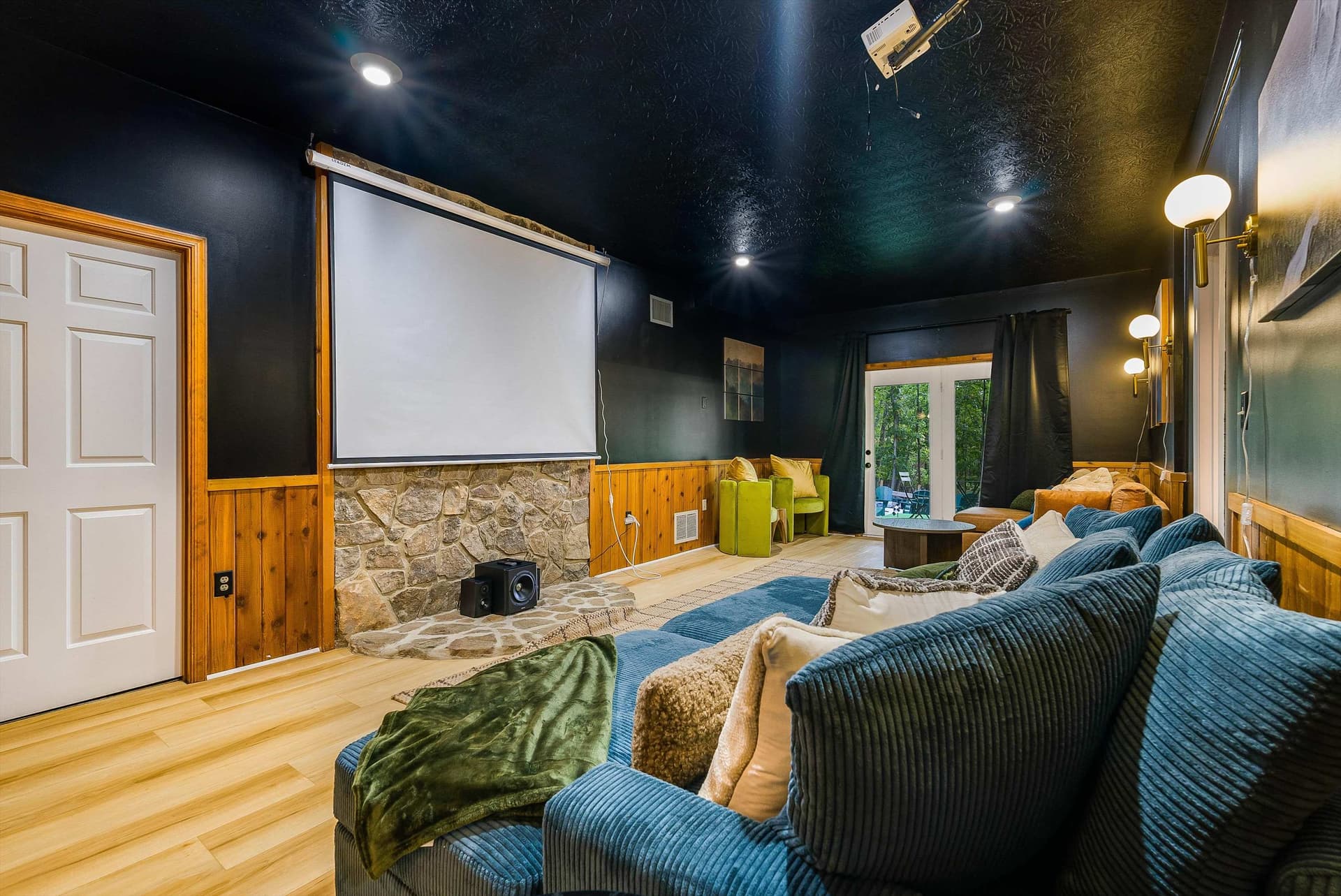 Modern Peaks • Hot Tub • Sauna • Theatre Room — photo 5
