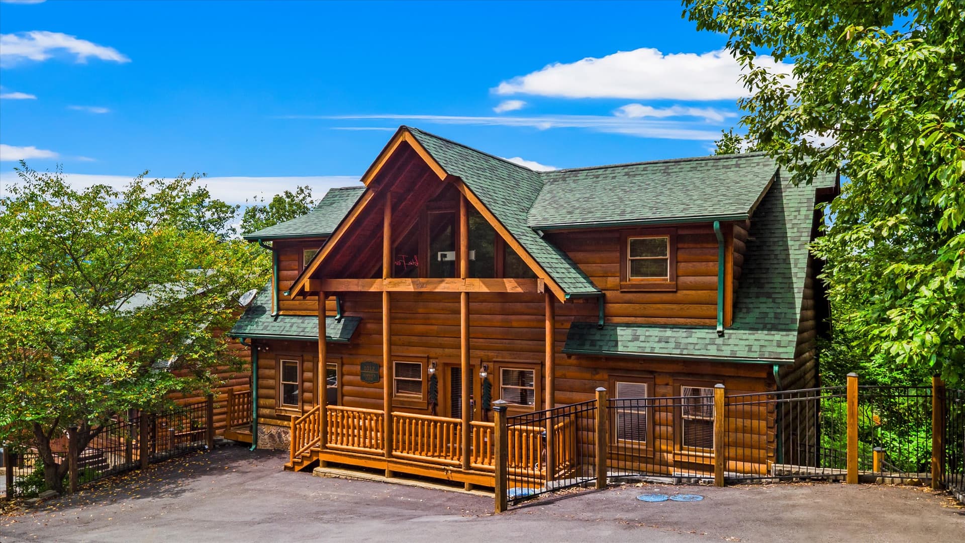 Mistwood Manor | Hot Tub • Sauna • Game Room — photo 1