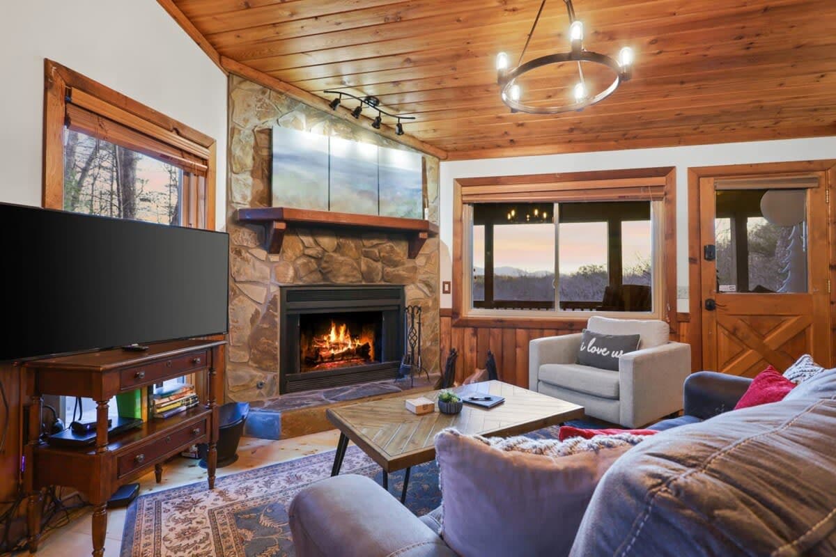 Mountain Views | Hot Tub | Fire Pit | BBQ — photo 2