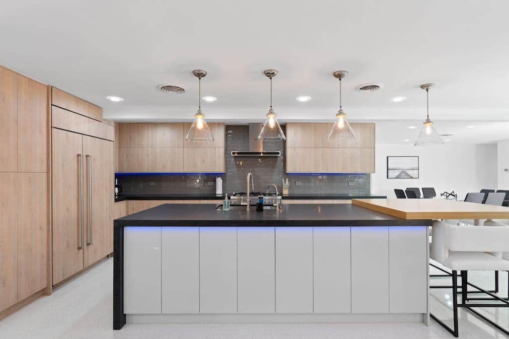 Heated Pool - Luxury Kitchen - 1 Mile to Beach — photo 2
