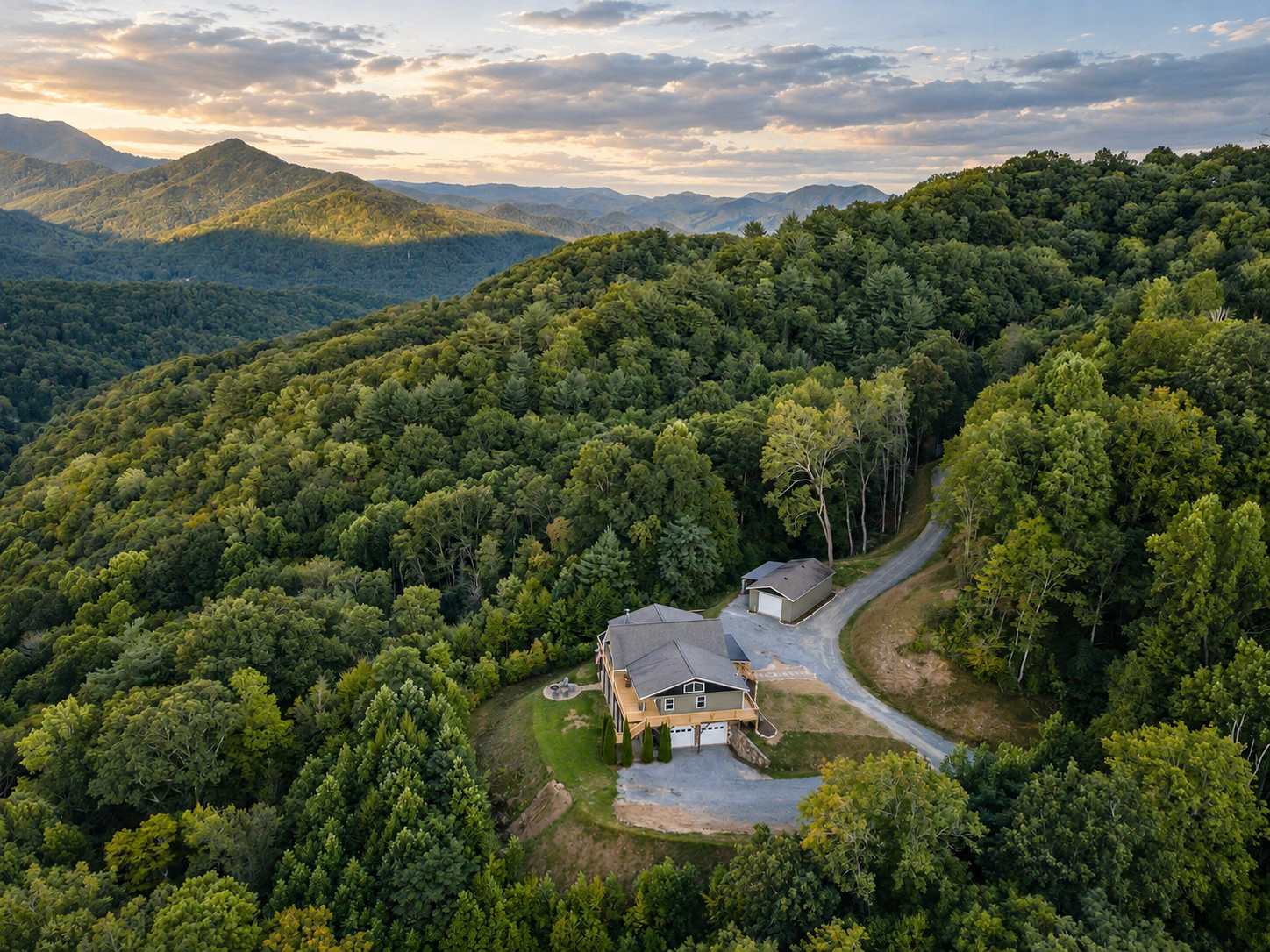 Stunning Mtn Views • Hot Tub • Firepit • Sleeps 10 — photo 1