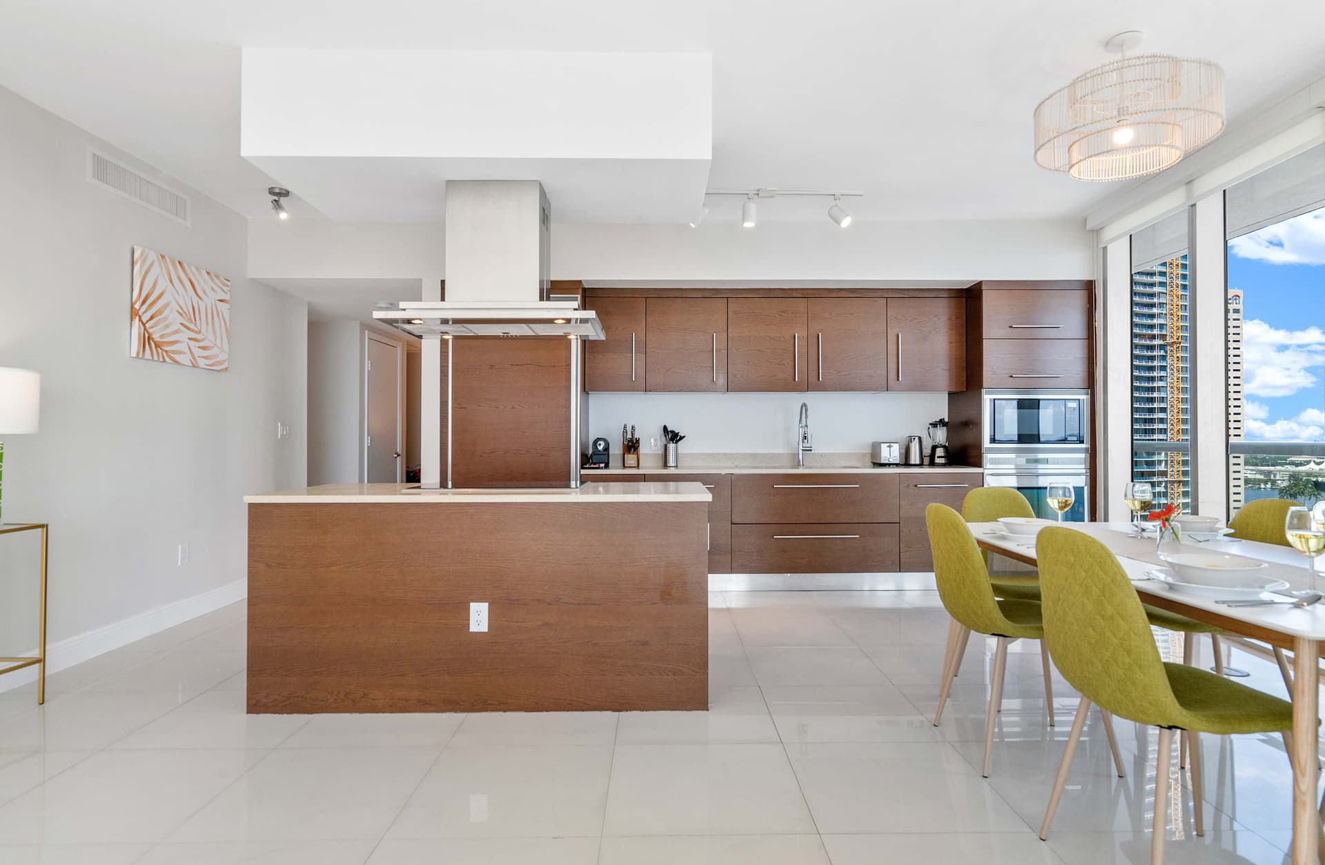 Brickell Riverwalk Retreat | Family & Groups — photo 4