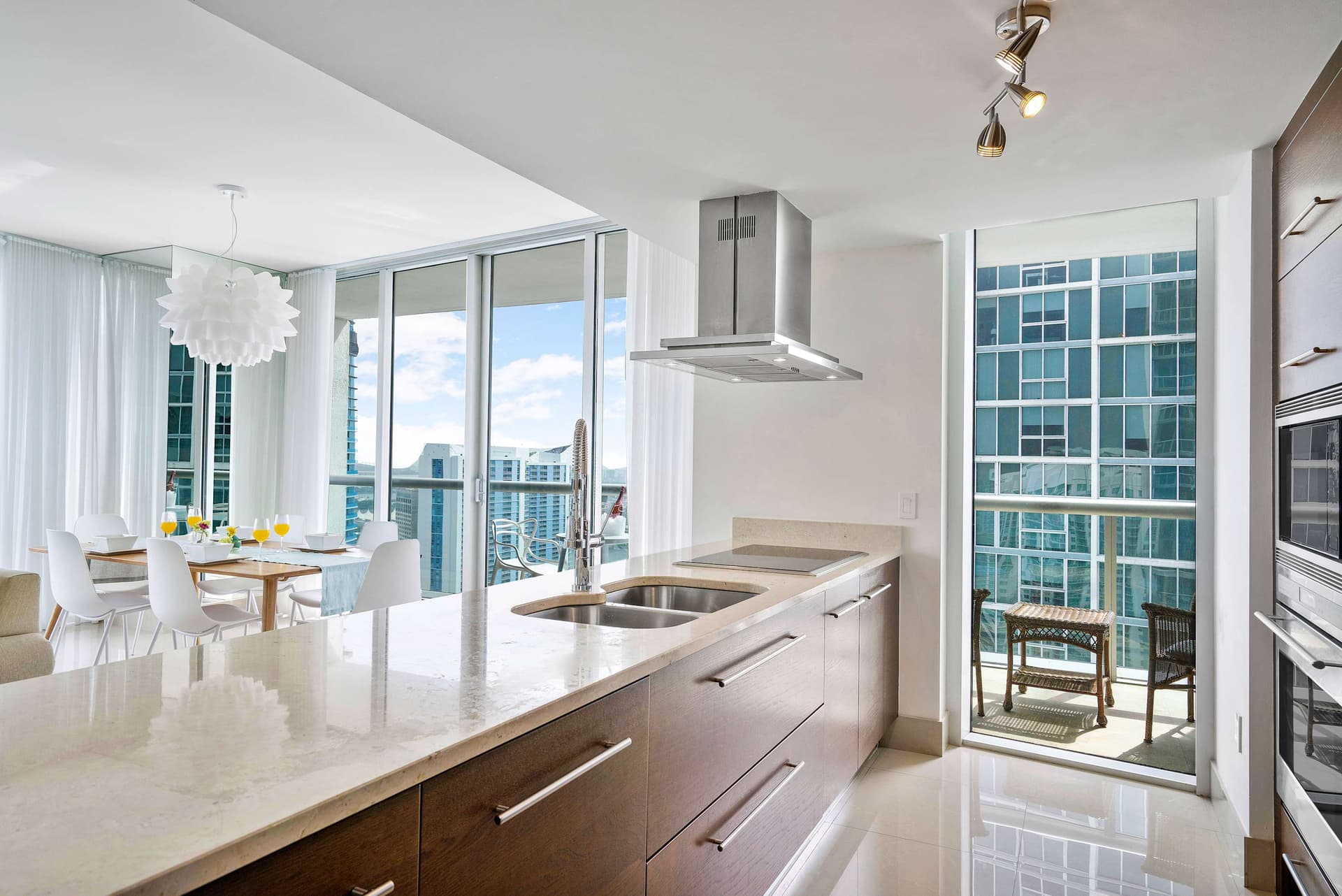 Open Plan Brickell Suite with Workspace — photo 3