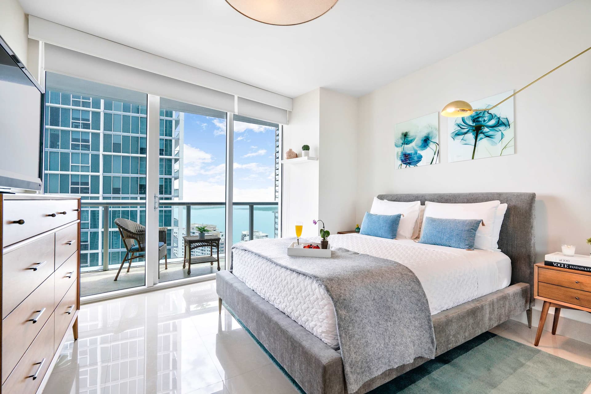 Open Plan Brickell Suite with Workspace — photo 2