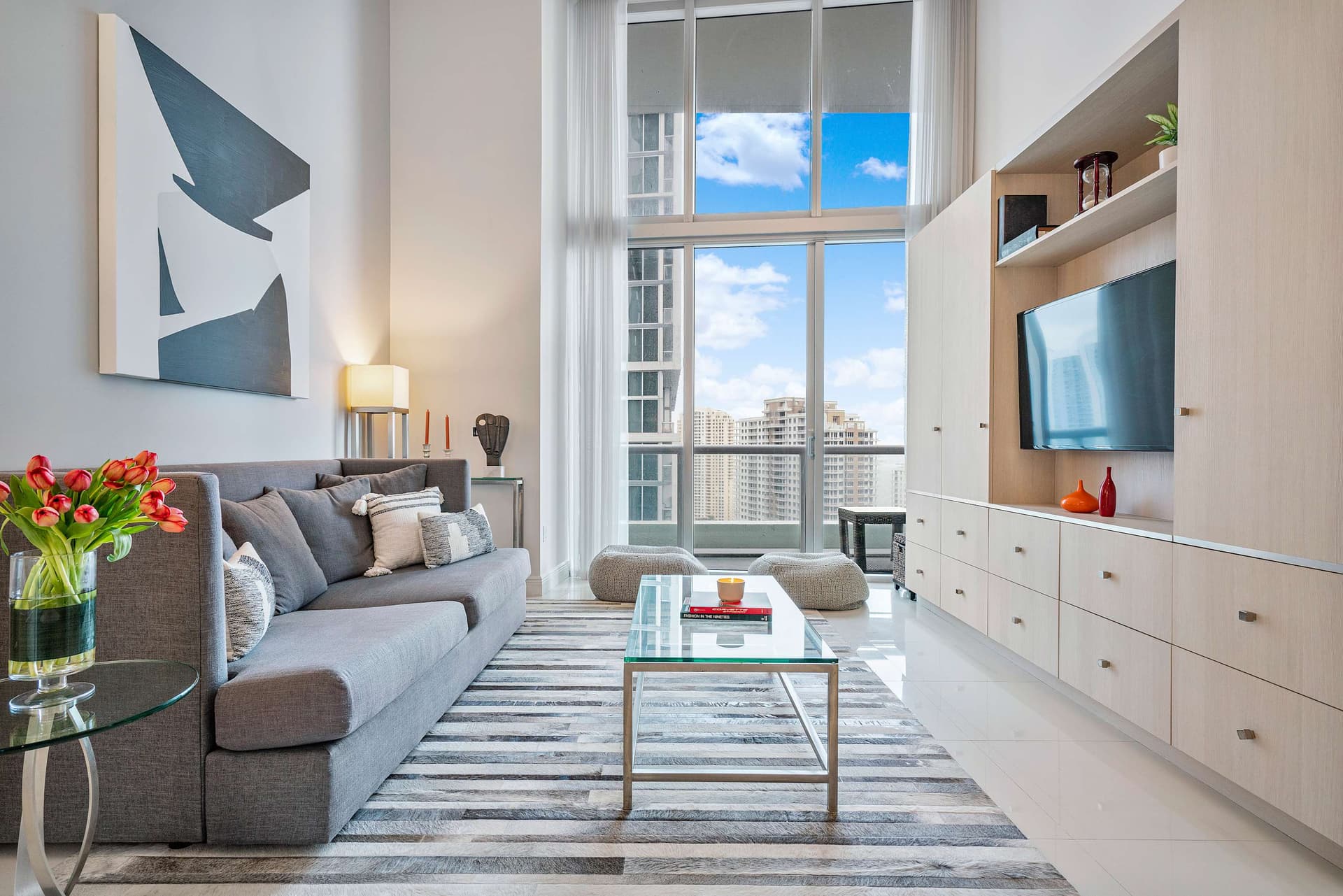 High-Ceiling Brickell Suite with Spa Bath — photo 8