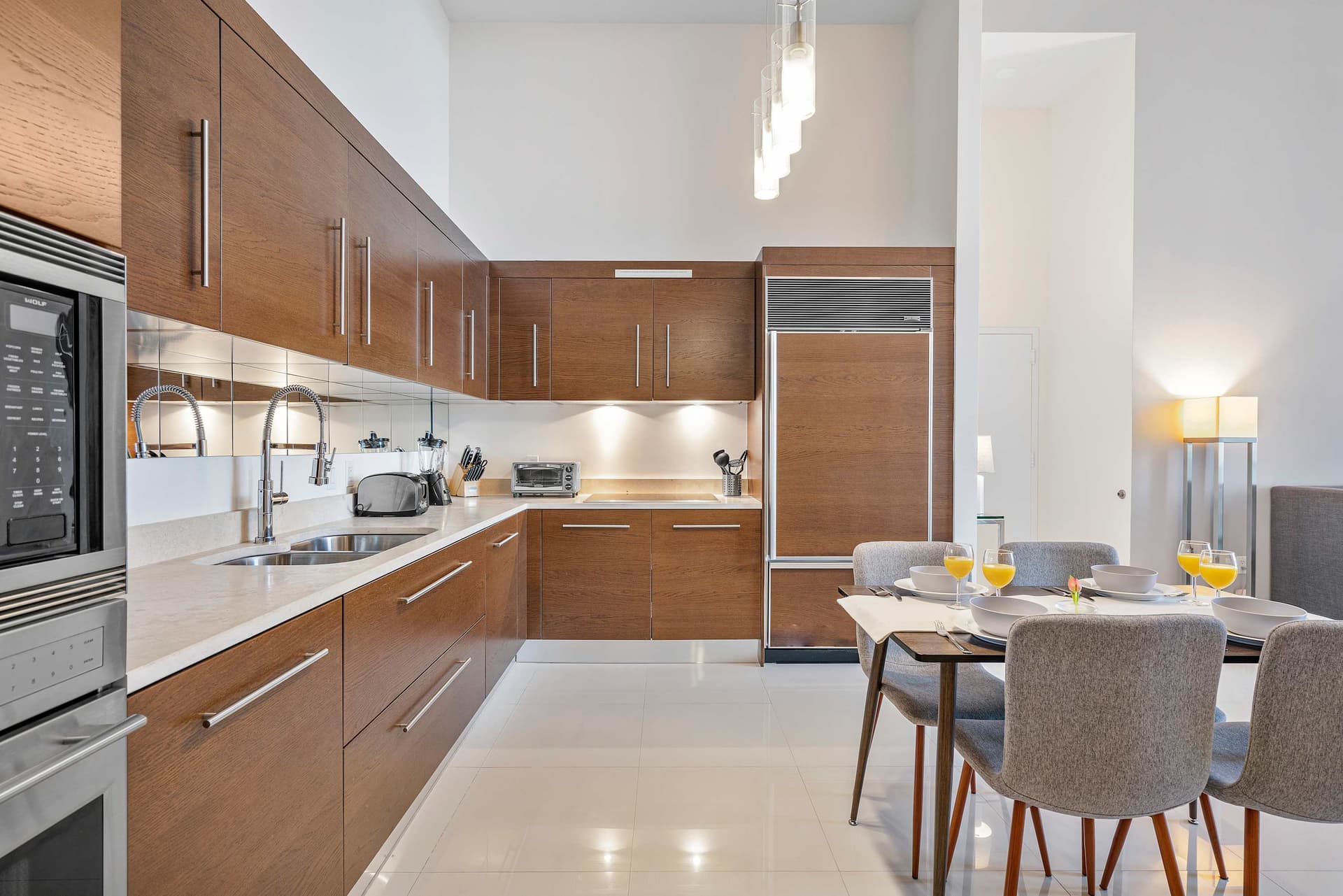 High-Ceiling Brickell Suite with Spa Bath — photo 3