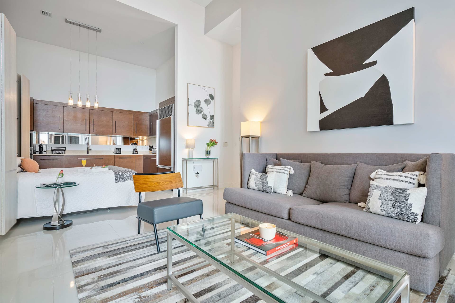 High-Ceiling Brickell Suite with Spa Bath — photo 2