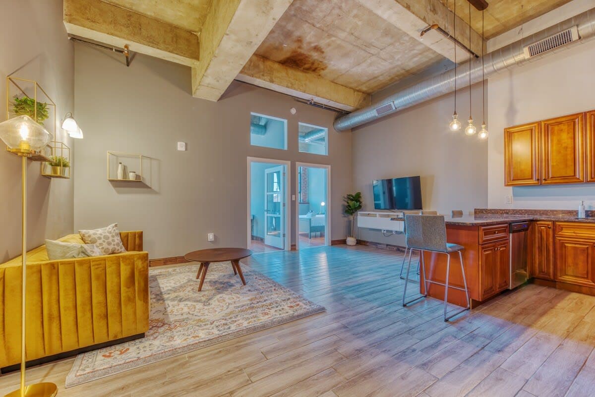 2BR Apt w W/D, Gym, On-Site Restaurant — photo 1