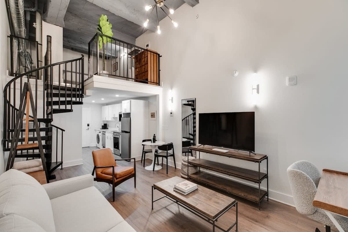 1BR Loft w W/D, Gym, Lounge — photo 1