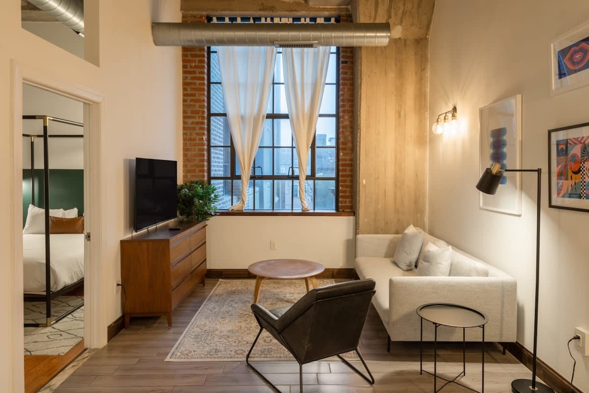 2BR Apt w W/D, Gym, On-site Restaurant — photo 1
