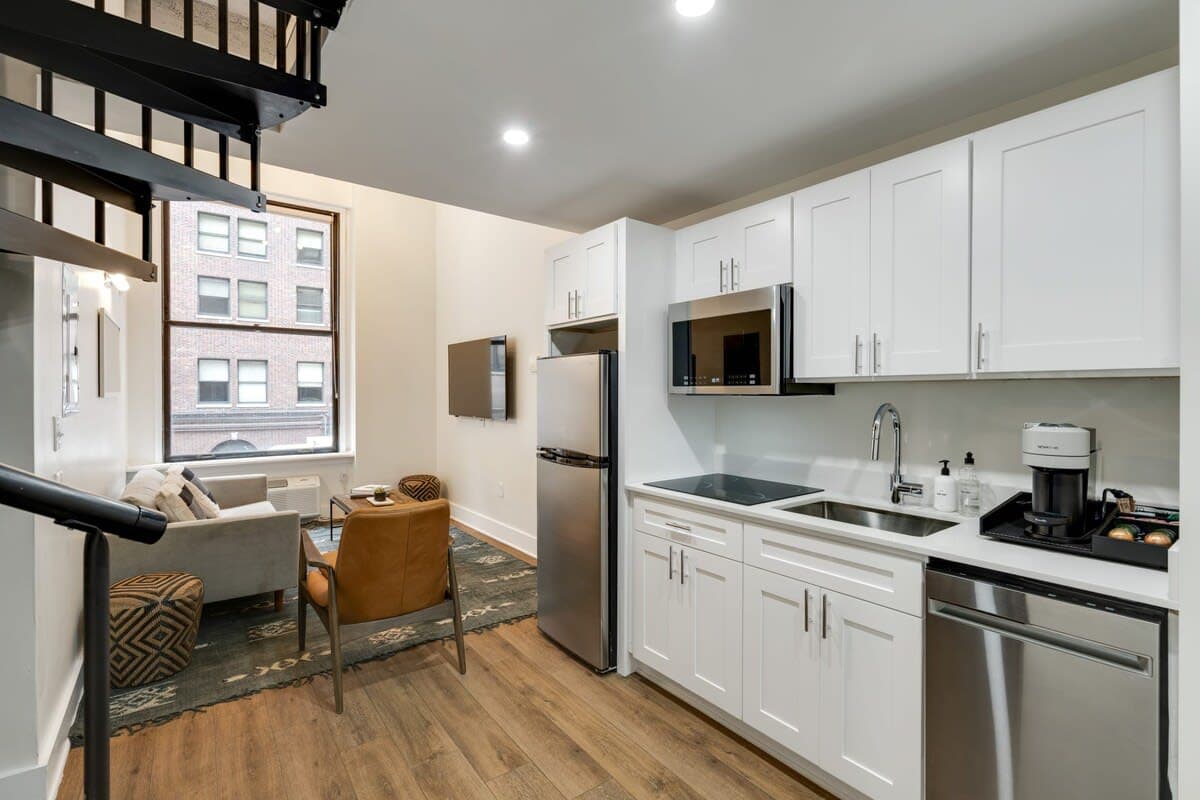 1BR Loft w Shared W/D, Gym, Lounge — photo 1