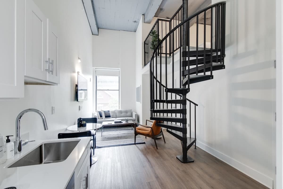 2BR Loft w W/D, Gym, Lounge — photo 1