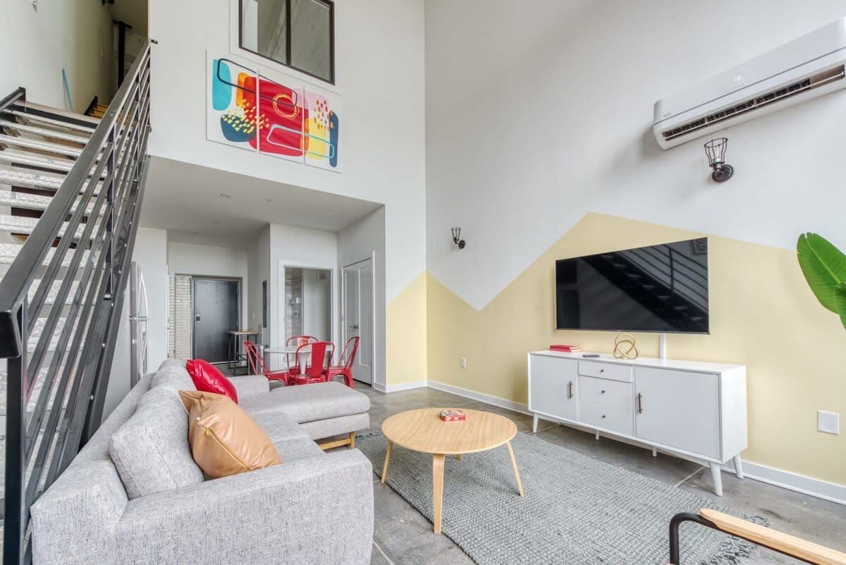 2BR Loft w W/D, Gym, Lounge — photo 1