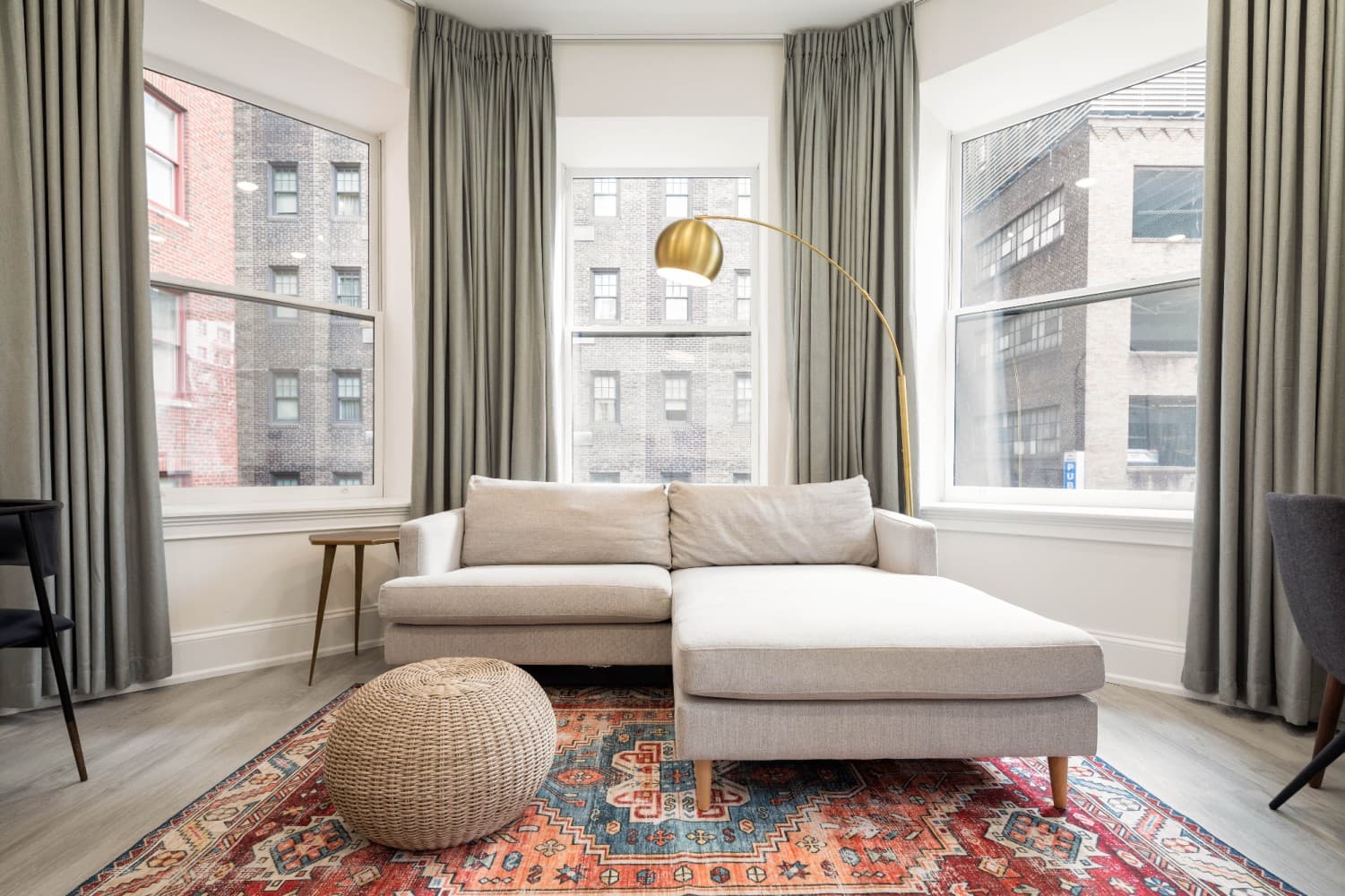 Bay Window 1BR Apt — photo 1