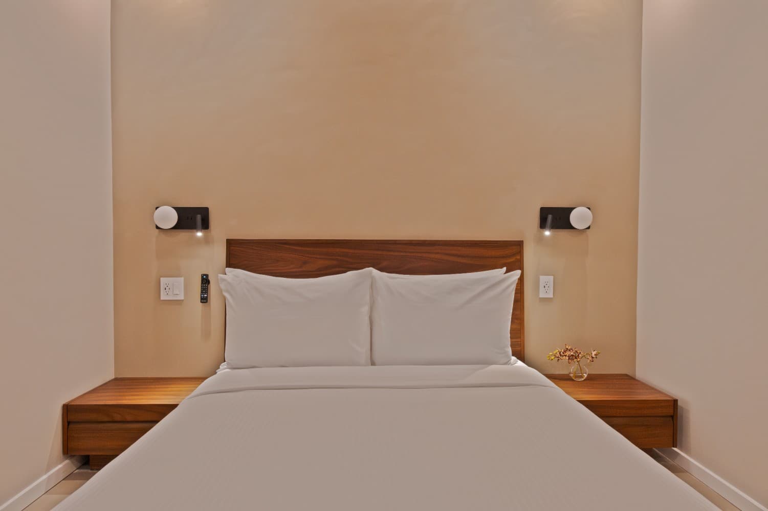 Deluxe Queen Room, High Floor — photo 1