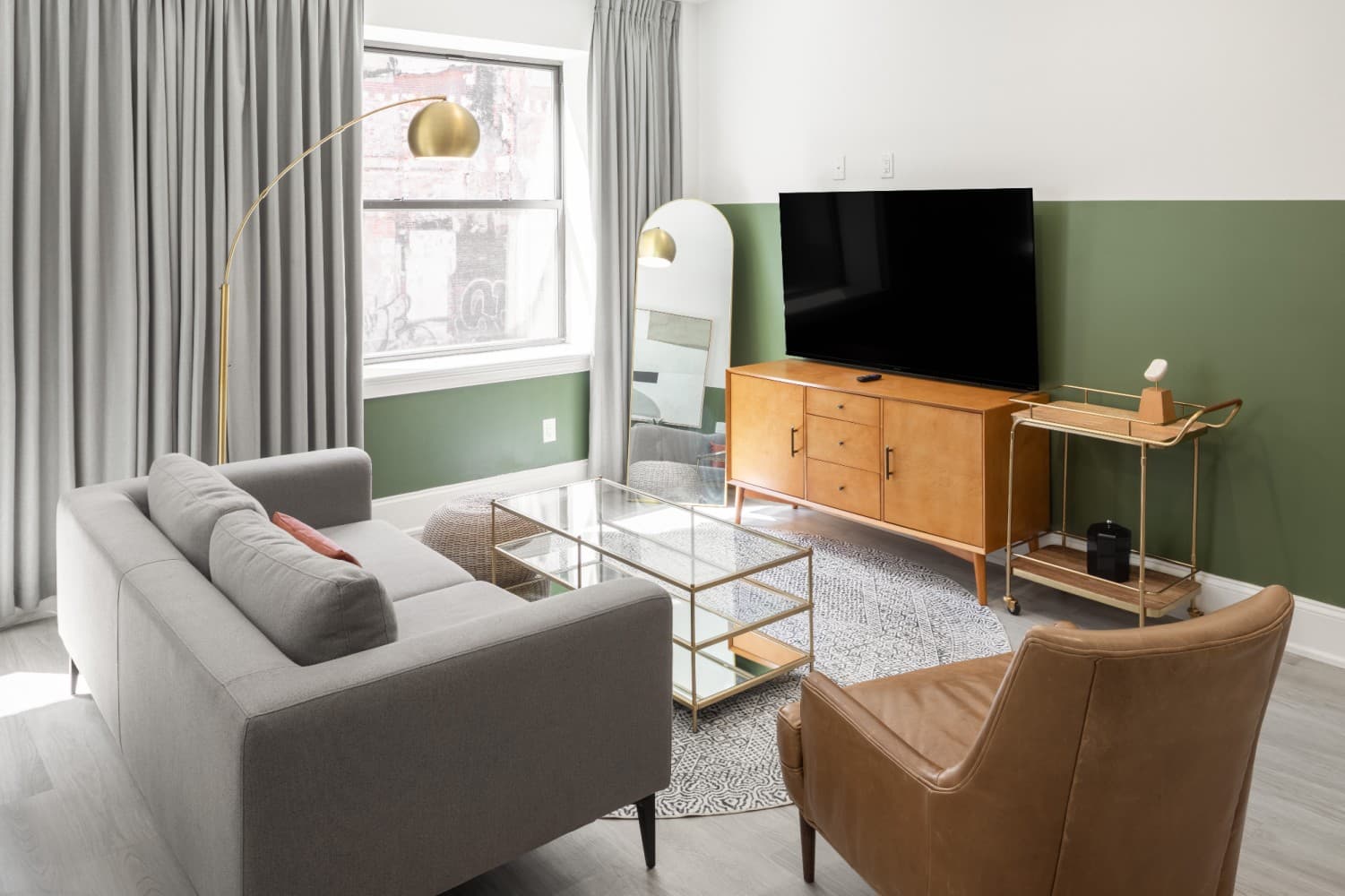Corner 1BR Apt — photo 1