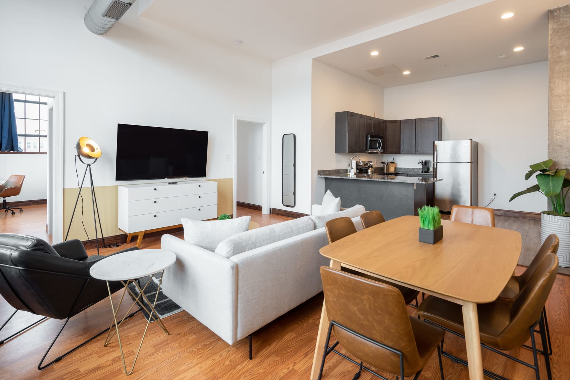 2BR Apt w W/D, Gym, On-Site Restaurant — photo 1