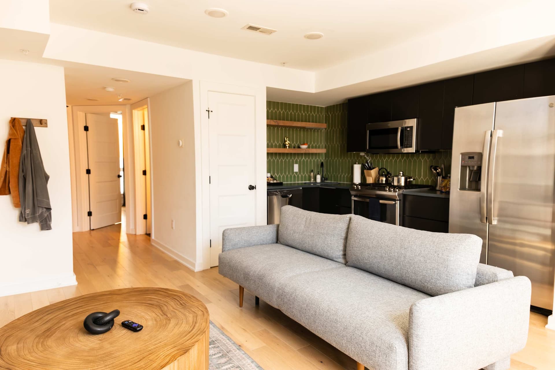 2BR Apt w W/D, Newly renovated — photo 1