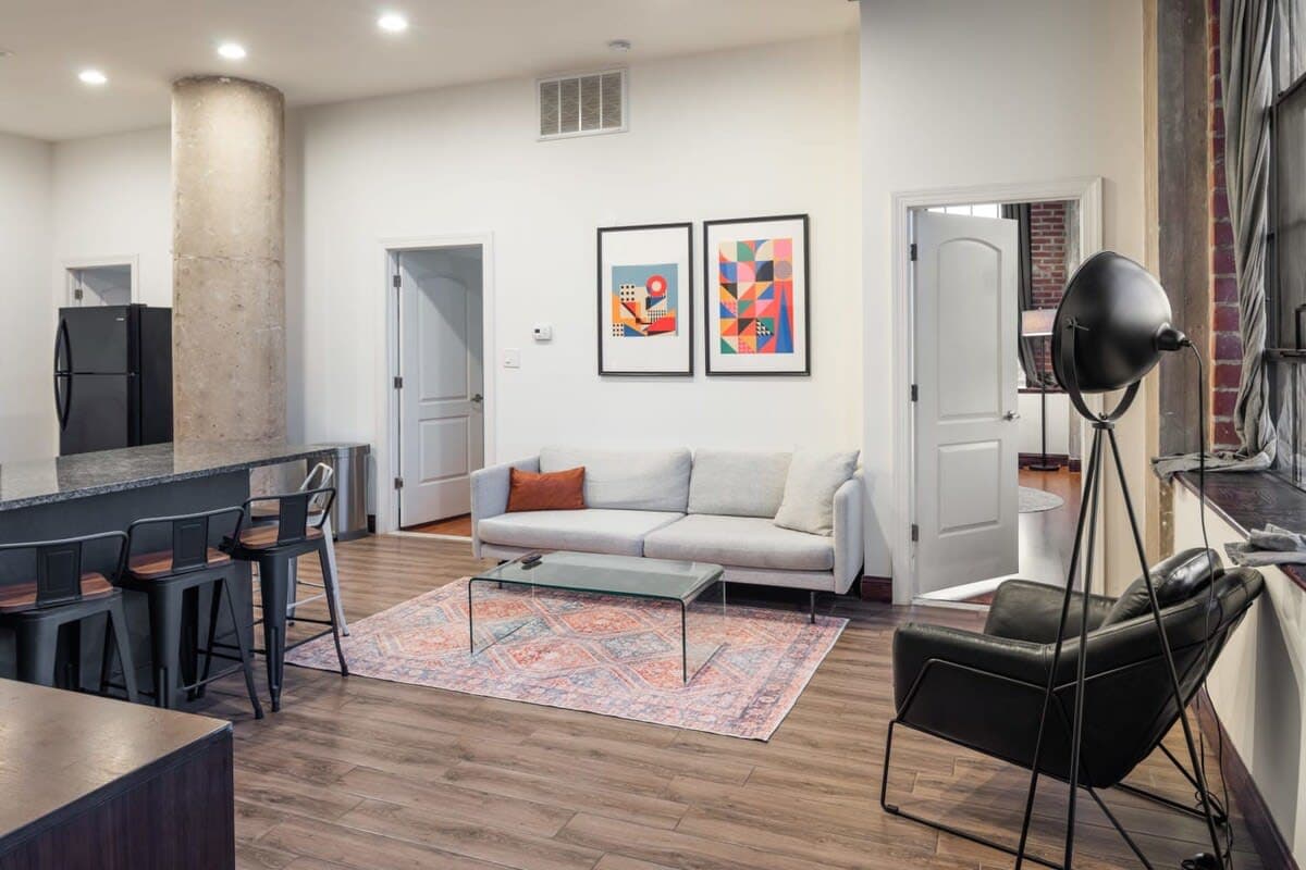 3BR Apt w Balcony, W/D, Gym, On-Site Bar — photo 1