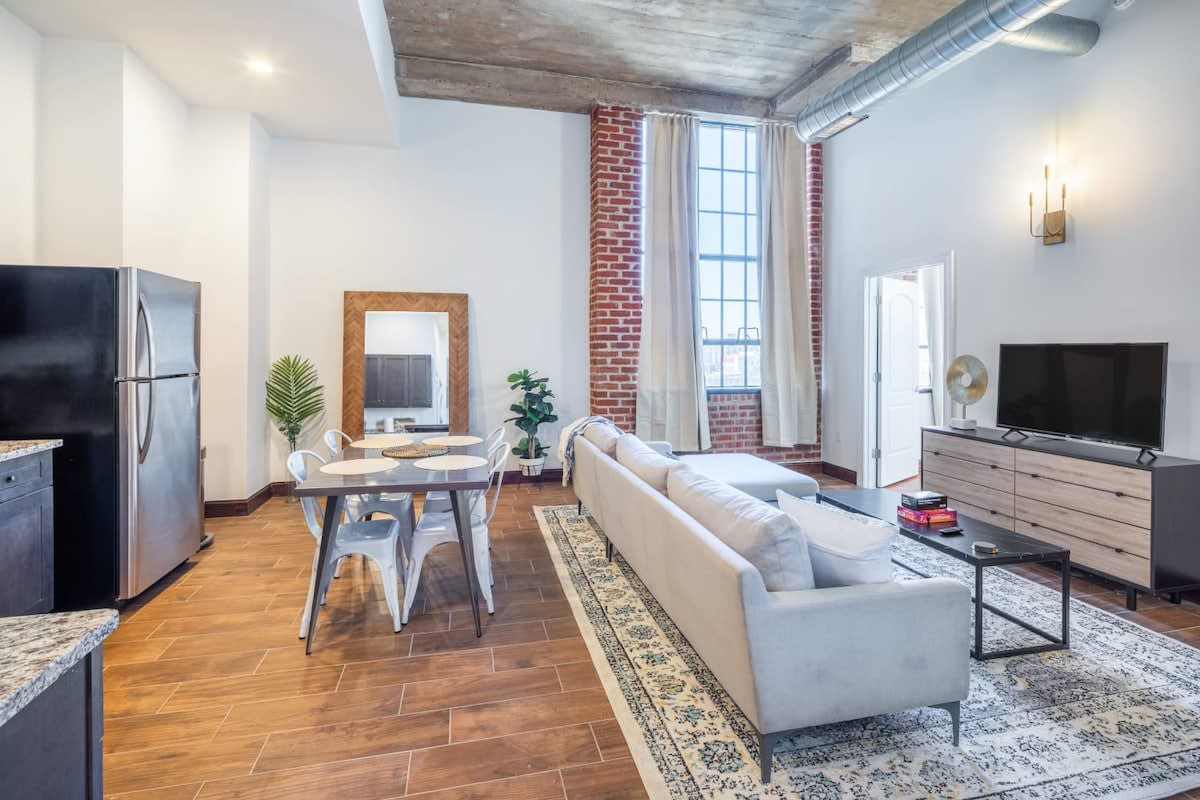 2BR Penthouse w W/D, Gym, On-Site Bar — photo 1
