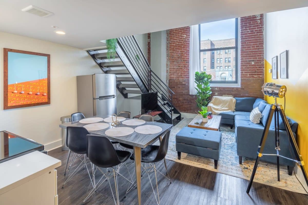 3BR Loft w Gym, Lounge, Shared Laundry — photo 1