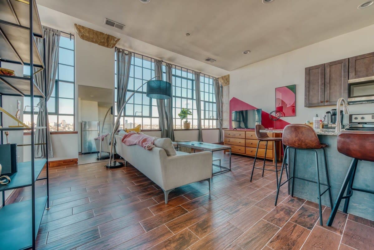 2BR Penthouse w Balcony, W/D, Gym — photo 1
