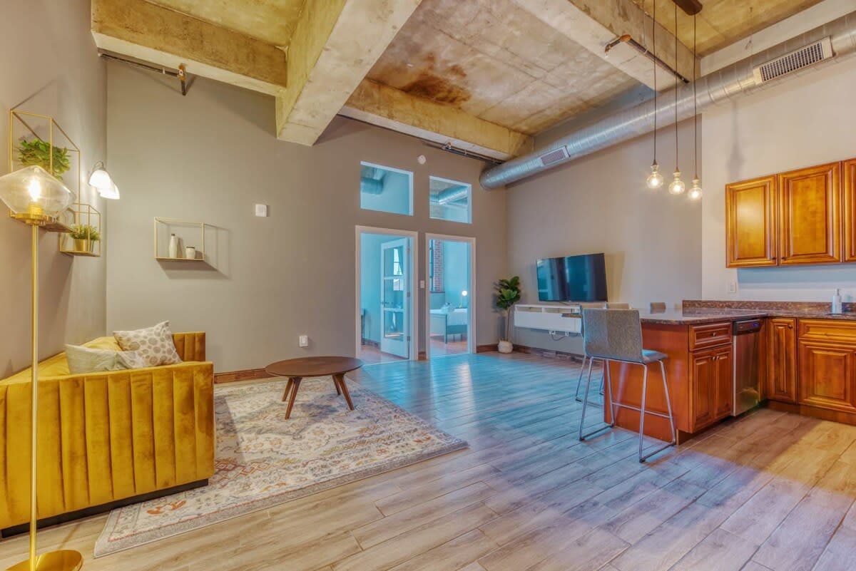2BR Apt w W/D, Gym, On-Site Restaurant — photo 1