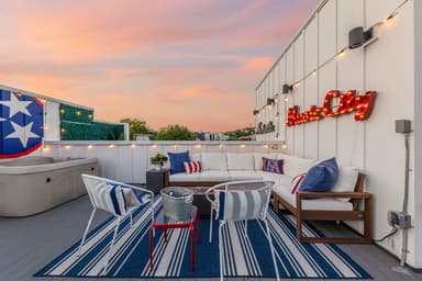 The Bluebell - Rooftop Lounge with Hot Tub!