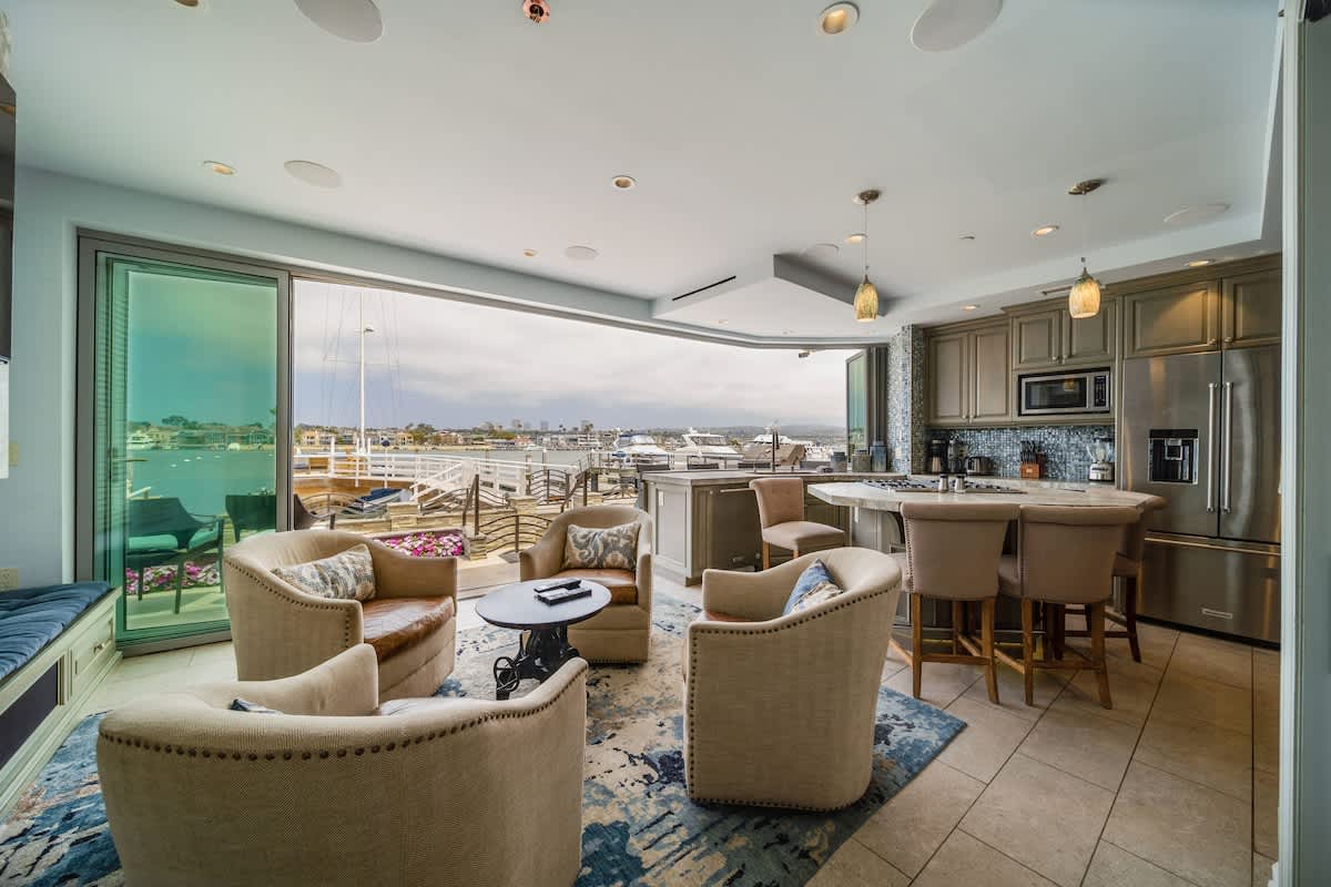 Bayfront Elegance (Entire Home): Hot Tub, Views