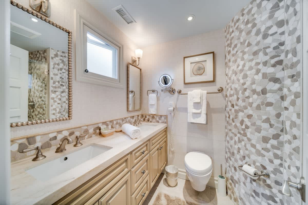 Guest En-suite Bathroom 1